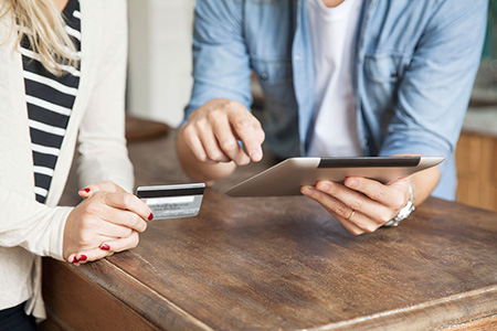 hands_tablet_payment_mobile_online